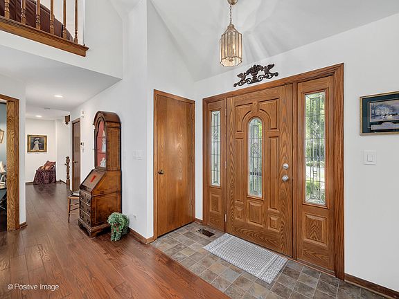 3rd image of 1040 Woodbine Ln