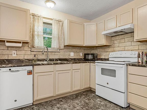 5th image of 208 SE 21st St