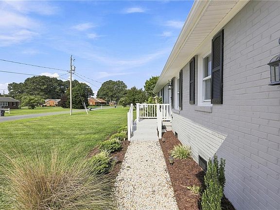 4th image of 46 Holland Ln