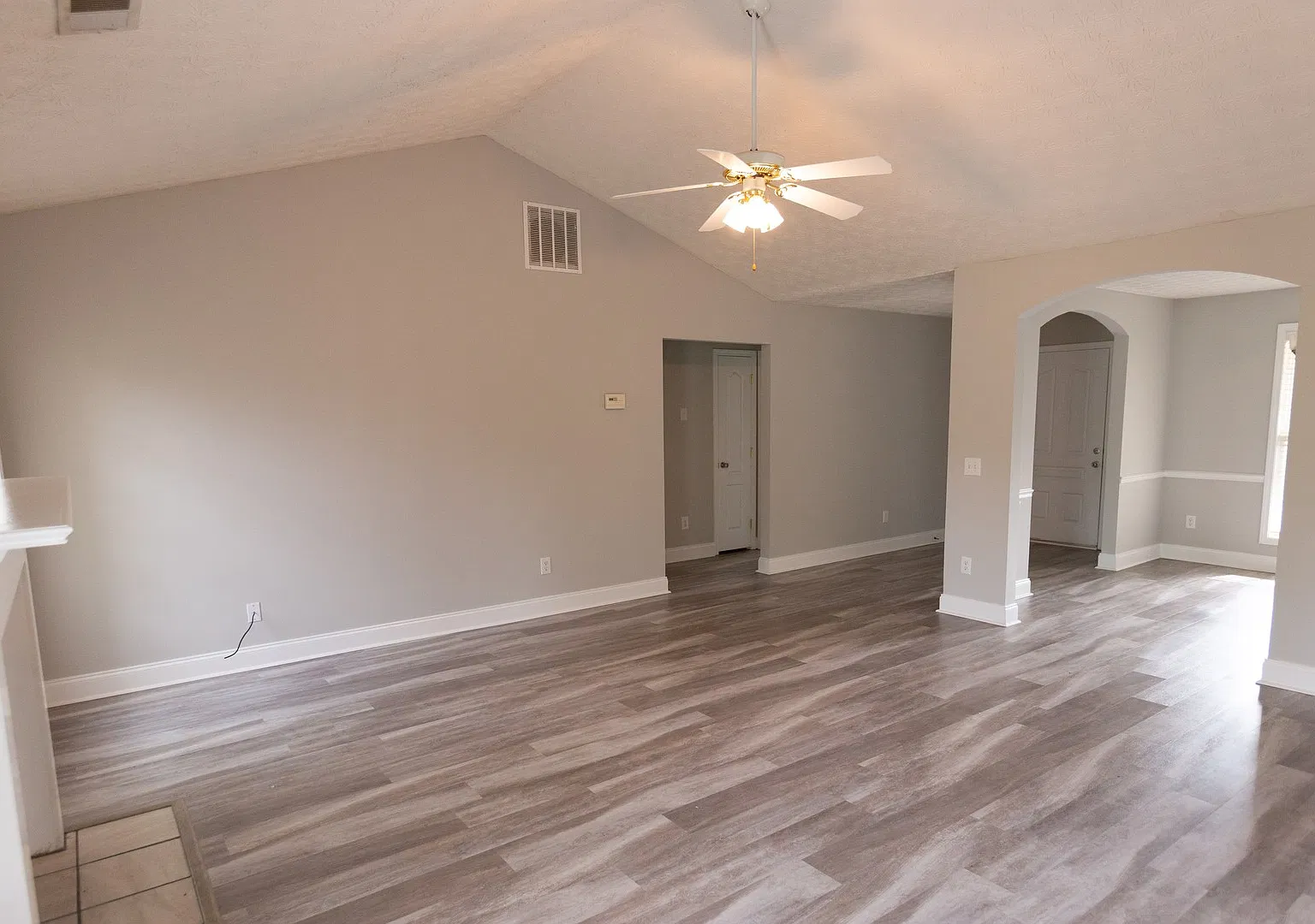 Beautiful 3 bedroom, 2 bath single family home — Photo 2