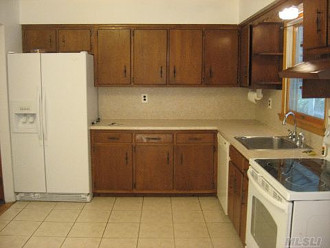 3rd image of 16 Boxwood Ln