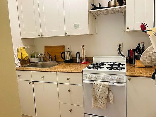 5th image of 304 E 78th St APT 4F