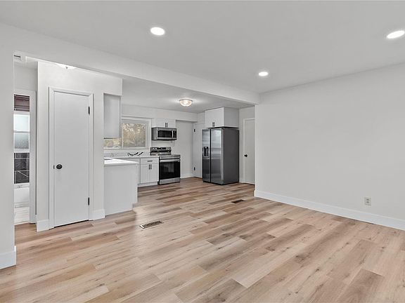 3rd image of 11000 Golf Crest Dr