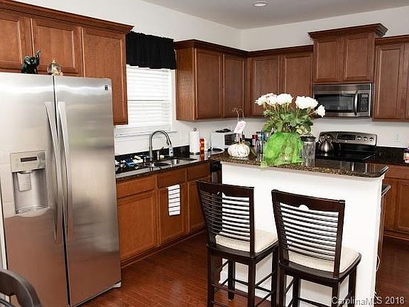 3rd image of 2020 Glenmore Ct