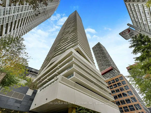 2221 Yonge St, Toronto, ON