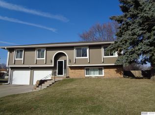 808 Shannon Rd, Papillion, NE 68046