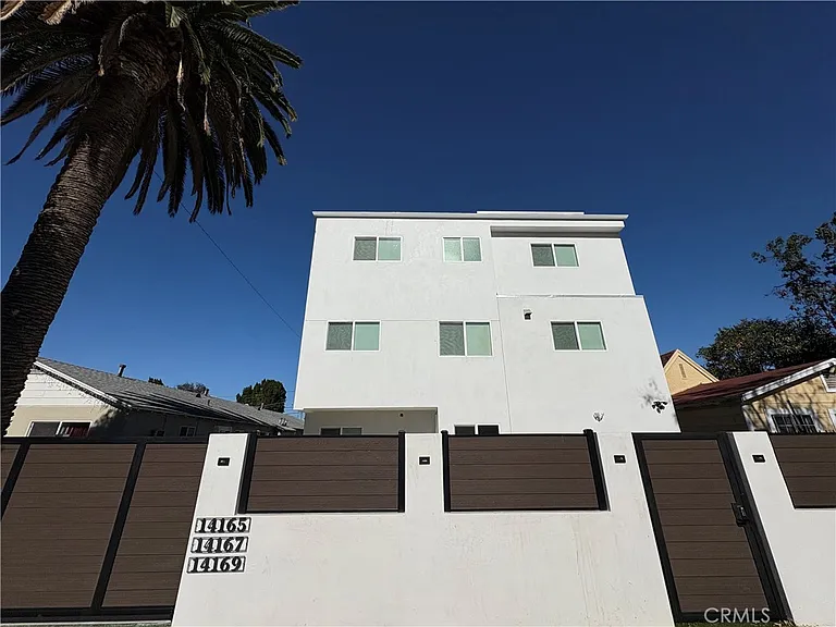 14165 Calvert St — Photo 2
