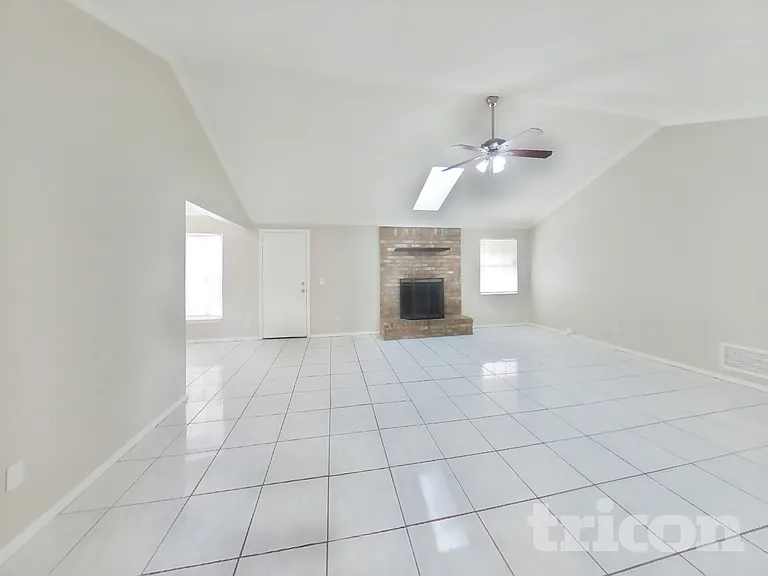 8252 Yolanda Ct — Photo 4
