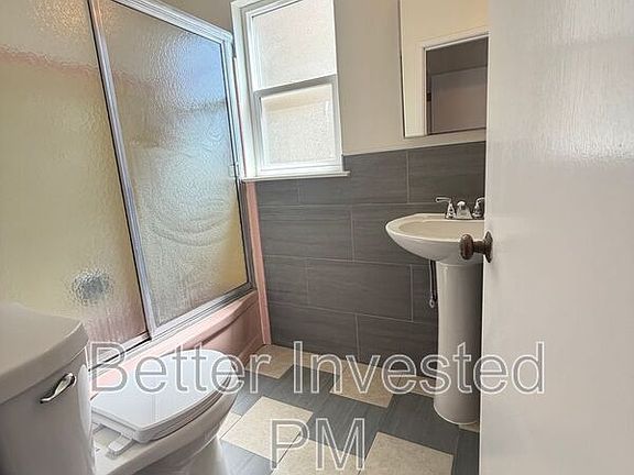 3rd image of 2400 39th Ave APT 3