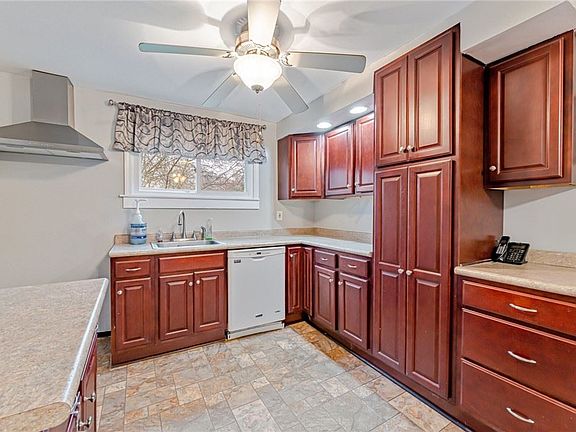 3rd image of 231 Henderson Rd