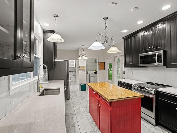 3rd image of 72 Hood Rd