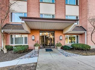 209 Rivershire Ln APT 202, Lincolnshire, IL 60069