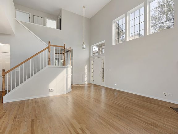 2nd image of 2962 Peachtree Cir