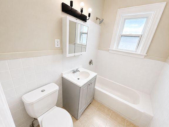 3rd image of 13-15 McKay Ave #2L