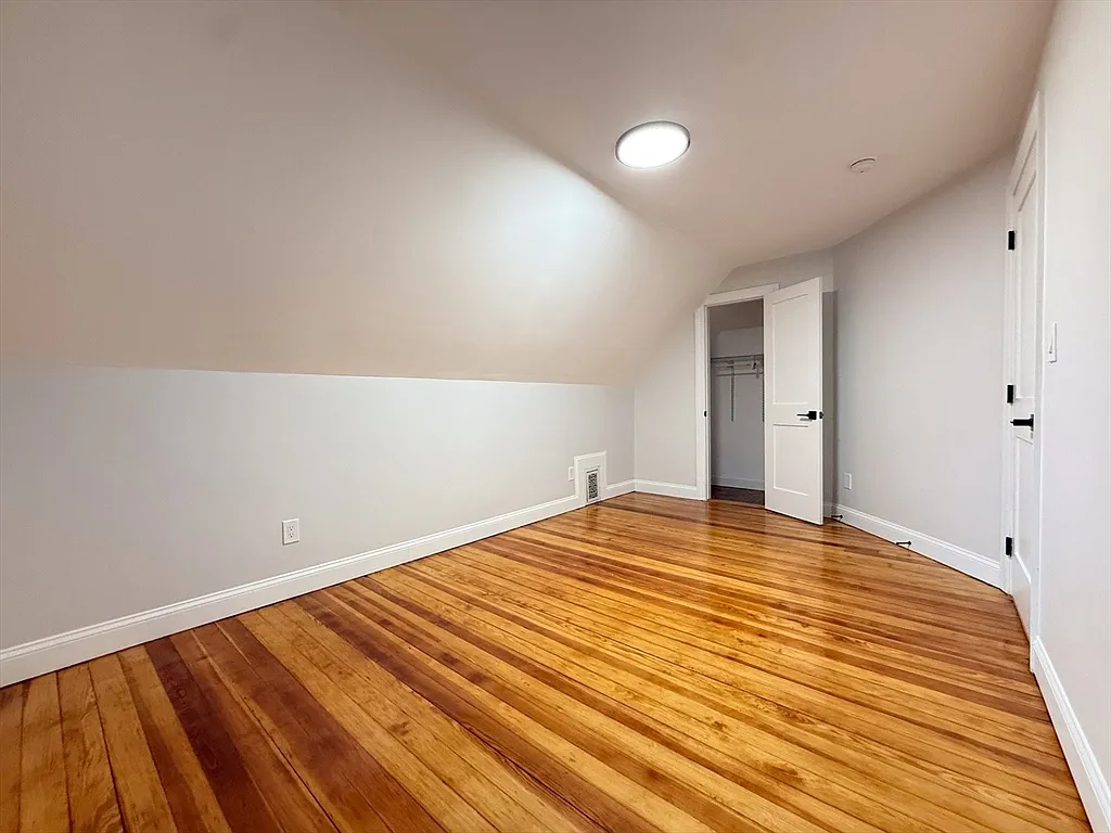 2 bed, 1.0 bath, 967 sqft, $3,000 — Photo 2