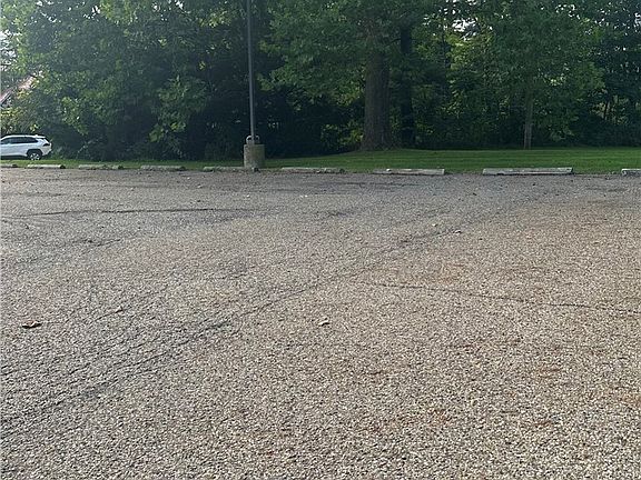 4th image of 320 Benton Rd