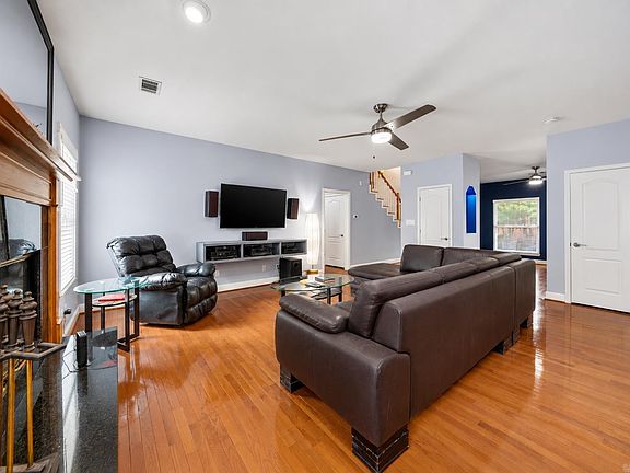 3rd image of 100 Penbay Pl