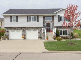 6093 Amber Ridge Dr, Asbury, IA 52002