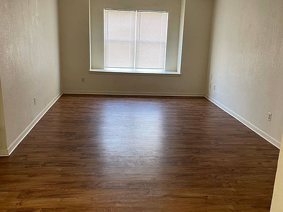 3rd image of 901 Hackberry St #09d40a988