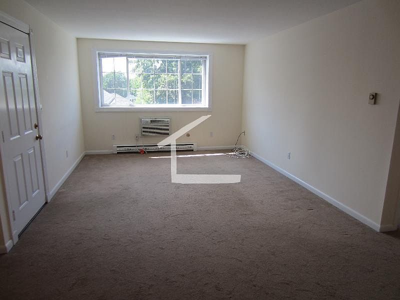 2nd image of 11 Embassy Rd APT 01