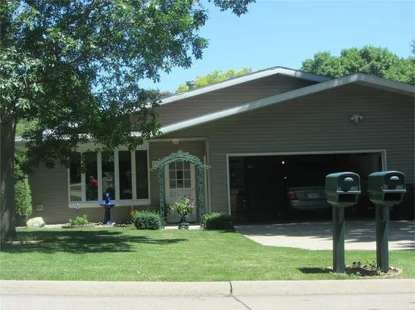 316 Highland Dr, Cedar Falls, IA 50613