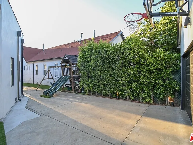 1430 Stearns Dr — Photo 25