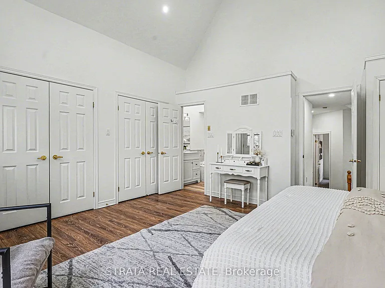 423 Manor Rd E — Photo 15