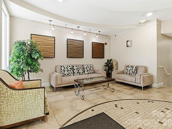3rd image of 1000 E Woodlawn Rd APT 314