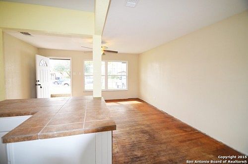 4th image of 735 Edgebrook Ln