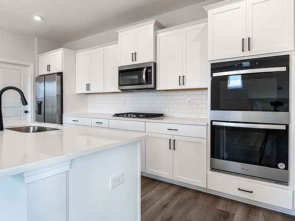Gas Cooktop, Double Ovens, Soft Close Cabinetry