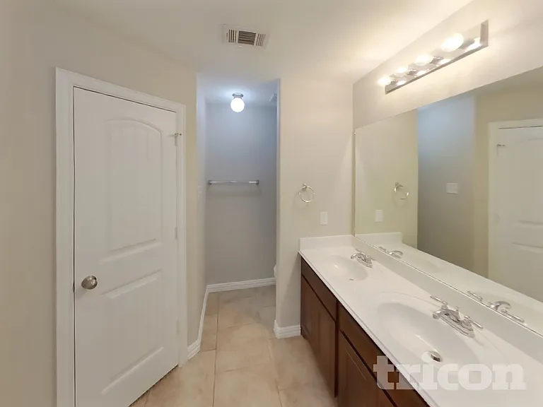 429 Park Meadows Dr — Photo 8