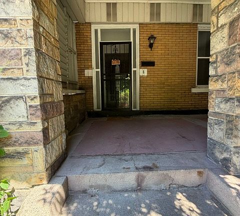 2nd image of 142 Robinson St