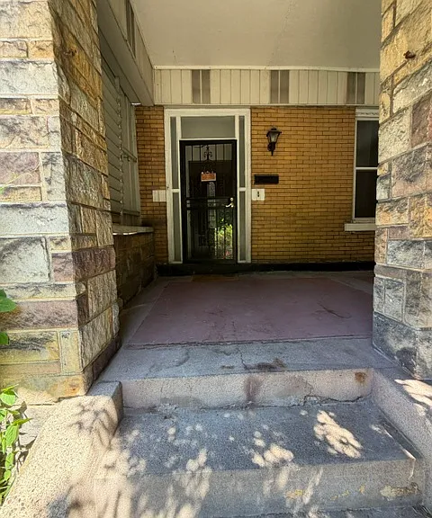 142 Robinson St — Photo 2