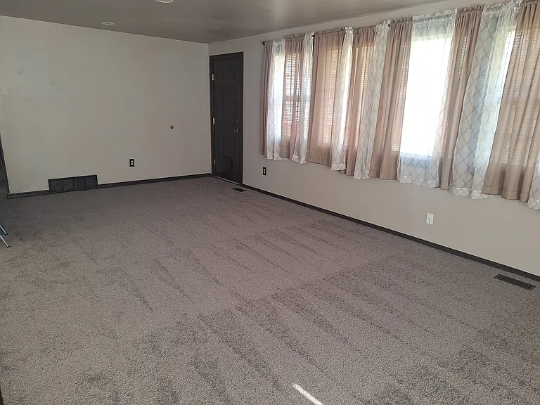 213 Sharon Ave E — Photo 27