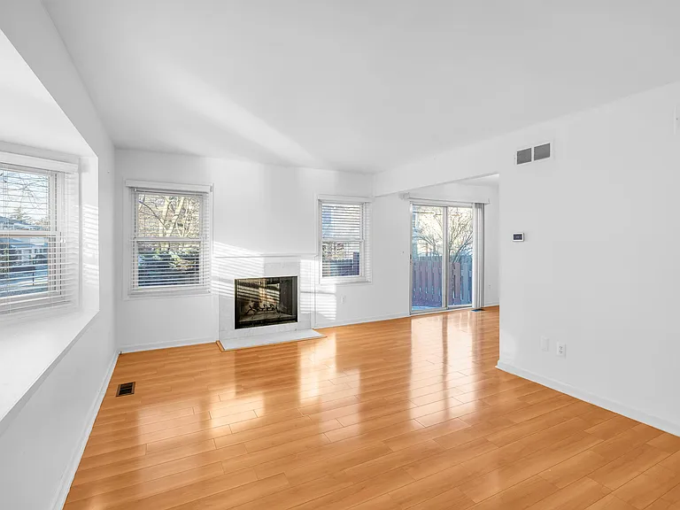 1592 Brentwood Dr — Photo 14