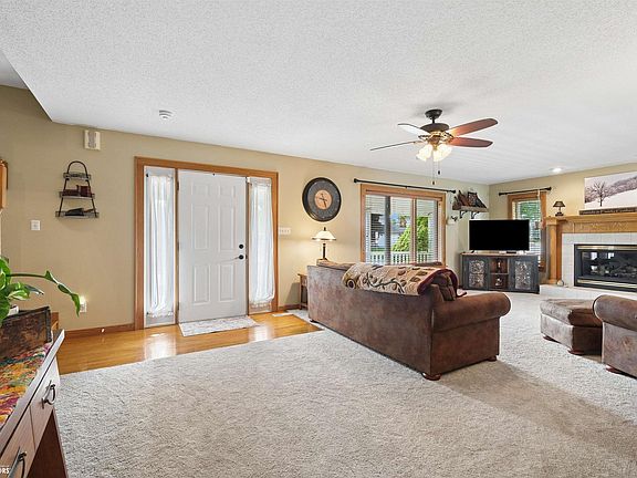 3rd image of 2023 Edgebrook Dr