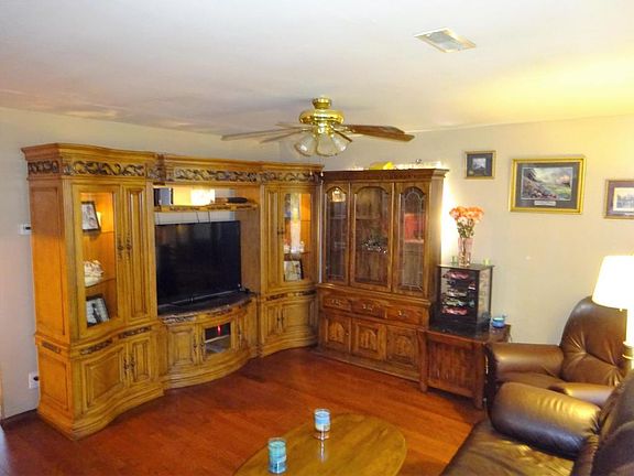 3rd image of 207 Meadow Ln