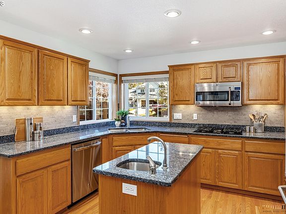 5th image of 2207 NE Lindsey Dr