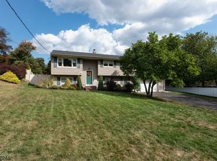 2 Linda Ln, Green Brook, NJ 08812