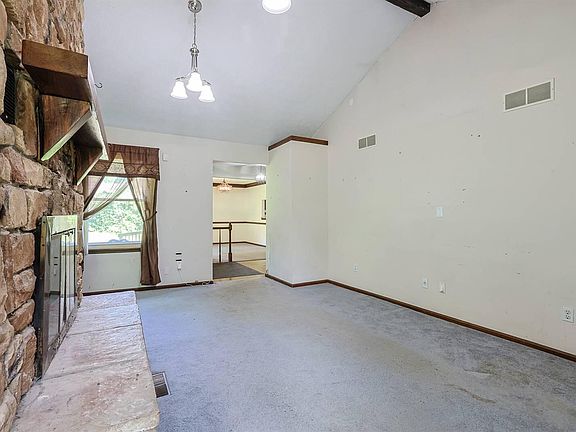 3rd image of 736 Parkview Dr