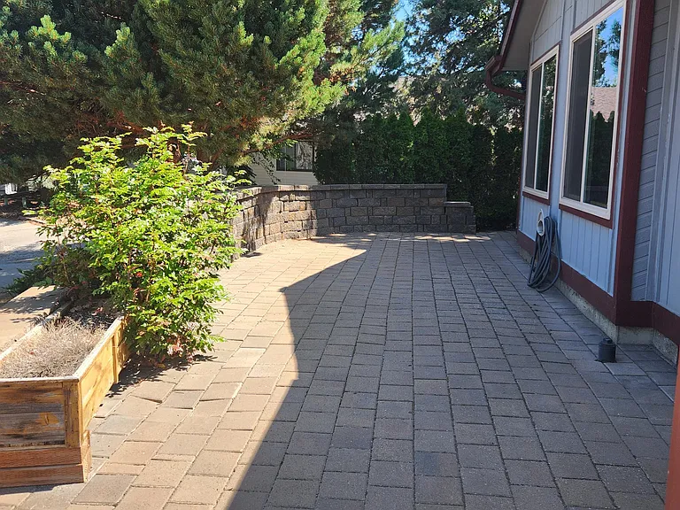 611 NE Tracker Ct — Photo 2