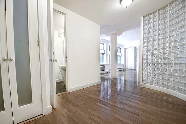 Rented by Urbane Brokerage | media 8