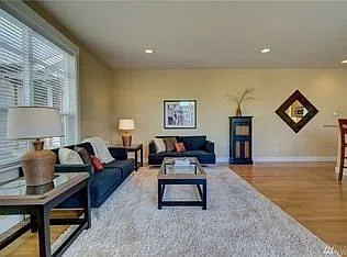 Great Modern Updated light and Bright Townhouse Close to Greenlake! — Photo 4