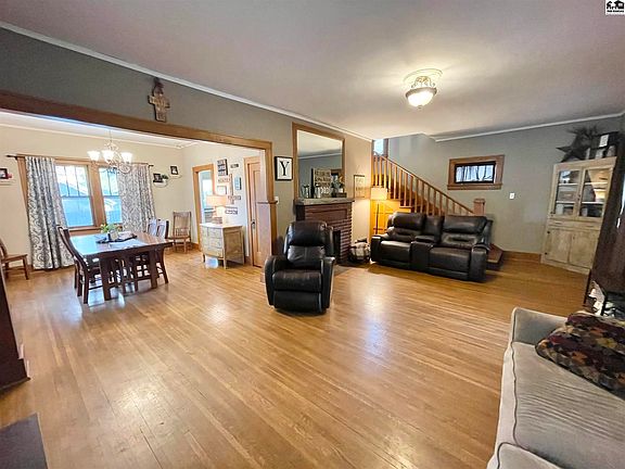 3rd image of 7 Crescent Blvd