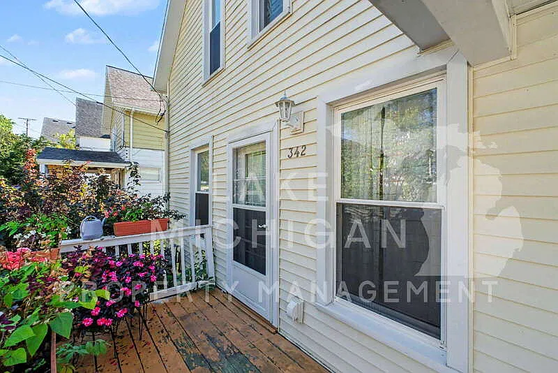 3 bed, 1.5 bath, 1224 sqft, $1,995 — Photo 2