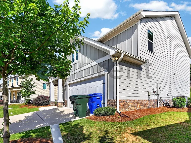 1360 NE Slaton Manor Dr — Photo 3