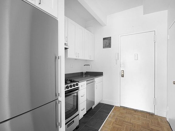 3rd image of 160 W 71st St APT 4L