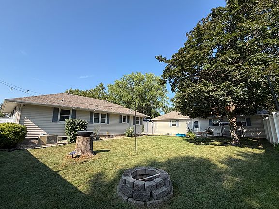 4th image of 207 E 7th St