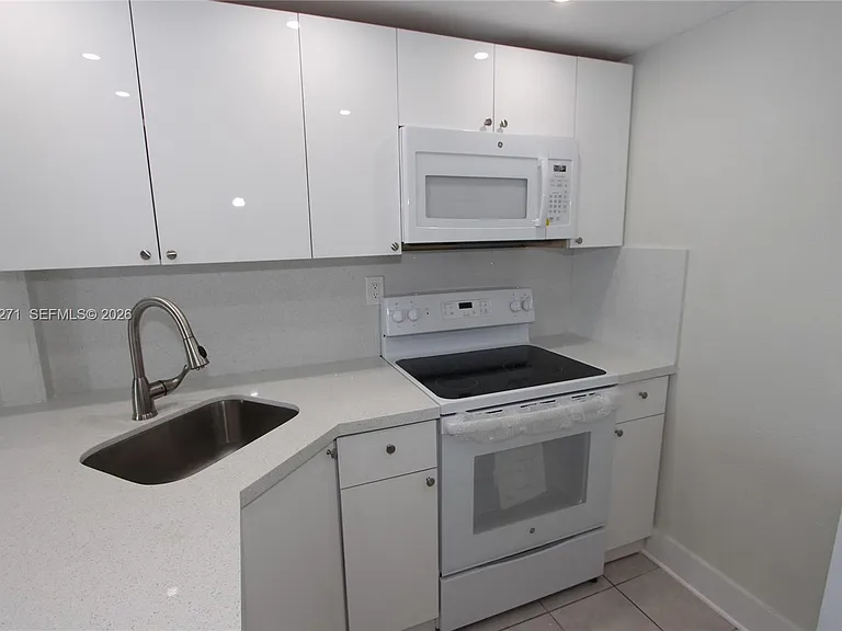 4550 NW 9th St #811E — Photo 5