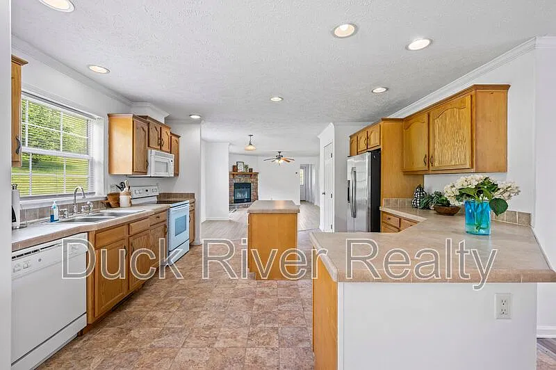 4 bed, 2.0 bath, 2310 sqft, $2,200 — Photo 3